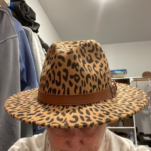 Rich chestnut cheetah stylish hat with leather band. - Picture 3 of 3
